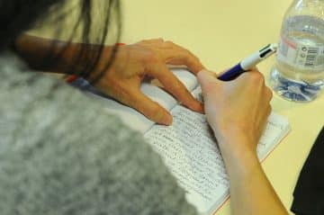 femme écrit sur un cahier